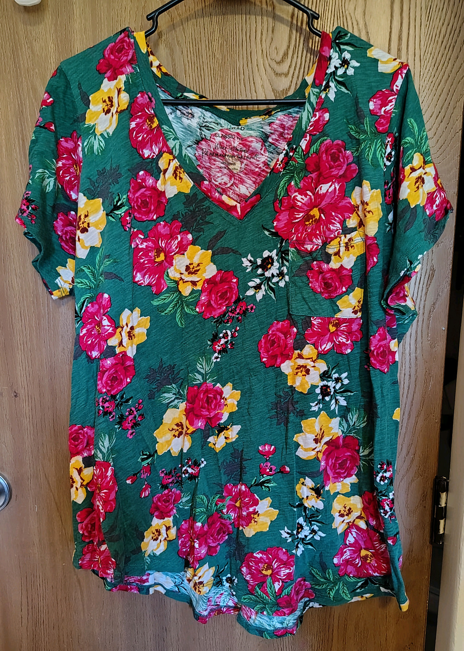 Torrid Green Colorful Foral V neck t shirt top size 2 2x Red Yellow Roses